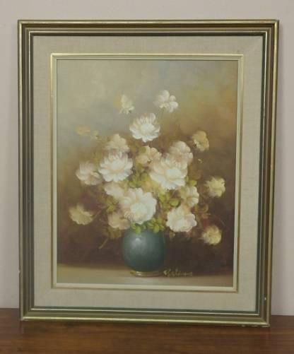 A STUNNING SIGNED FRAMED OIL ON BOARD PAINTING OF A BEAUTIFUL BUNCH OF WHITE ROSES - RS17Sale