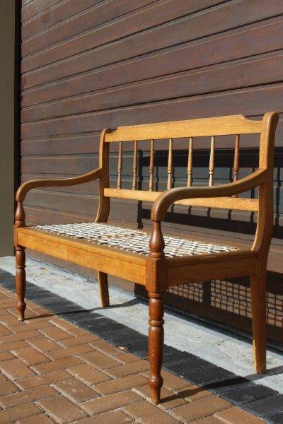 AN EXCEPTIONAL SOLID OAK RIEMPIE BENCH IN STUNNING CONDITION! PERFECT IN ANY LIVING AREA!!