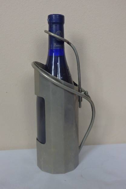 A WONDERFUL VINTAGE 750ml WINE BOTTLE HOLDER/ CARRIER WITH AN ADJUSTABLE BOTTLE "NECK" HOLDER