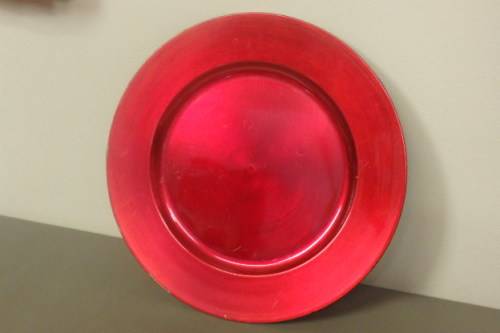A GORGEOUS SET OF 7x RED LACQUERED CHARGERS - PERFECT FOR A VIBRANT DINNER TABLE SETTING bid/charger