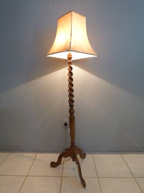 AN EXQUISITE, BEAUTIFUL TALL FREESTANDING BALI TWIST LAMP WITH A STUNNING SHADE, BEAUTIFUL!!
