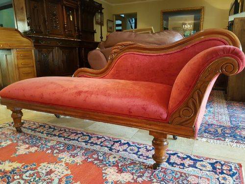 WOW! A MAGNIFICENT ANTIQUE CARVED WALNUT VICTORIAN CHAISE LOUNGE IN PRISTINE CONDITION! WOW!