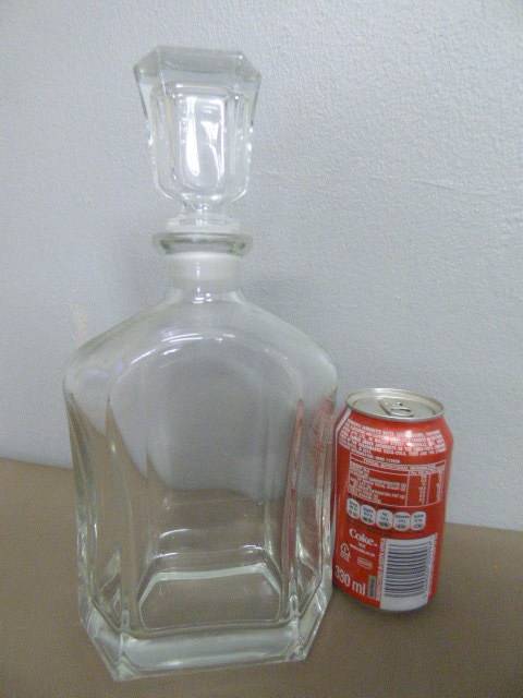 A BEAUTIFUL 750ML GLASS DECANTER. ABSOLUTELY FABULOUS IN A DRINKS CABINET, OR ON A TRAY!!!