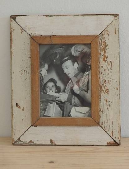 A FABULOUS AGE TECHNIQUED PICTURE FRAME WITH A BLACK AND WHITE PHOTO PRINT - STUNNING!!!