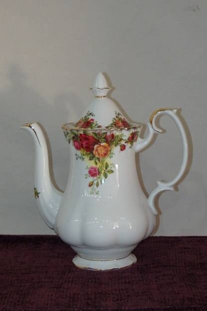 AN INCREDIBLE ROYAL ALBERT "OLD COUNTRY ROSES" SERIES FINE BONE CHINA TEAPOT IN BEAUTIFUL CONDITION