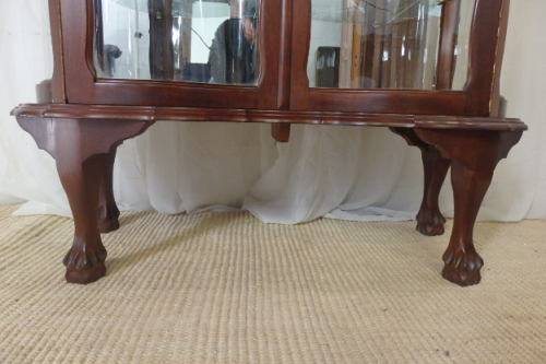 A BEAUTIFUL ANTIQUE CURVED GLASS BALL & CLAW SHOWCASE w SHELVES, ALL GLASS INTACT!!! EXQUISITE!!!