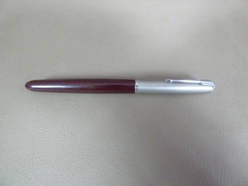 AN AWESOME VINTAGE (c1950's) BURGUNDY PARKER 51 FOUNTAIN PEN WITH A FIXED REFILL & STEEL CAP