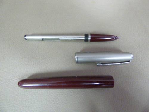 AN AWESOME VINTAGE (c1950's) BURGUNDY PARKER 51 FOUNTAIN PEN WITH A FIXED REFILL & STEEL CAP