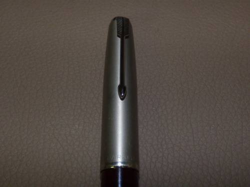 AN AWESOME VINTAGE (c1950's) BURGUNDY PARKER 51 FOUNTAIN PEN WITH A FIXED REFILL & STEEL CAP