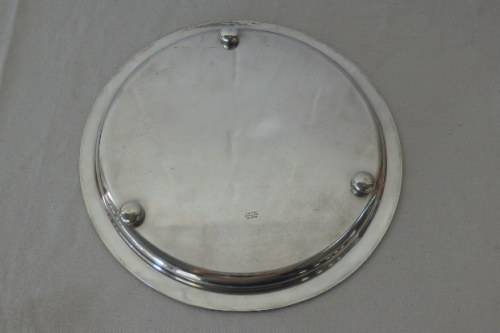 AN EXQUISITE VINTAGE SILVER PLATED ROUND FOOTED SERVING TRAY WITH STUNNING ORNATE ENGRAVED DETAILING