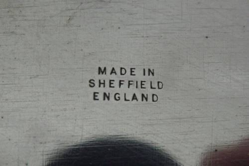 AN EXQUISITE VINTAGE SILVER PLATED ROUND FOOTED SERVING TRAY WITH STUNNING ORNATE ENGRAVED DETAILING