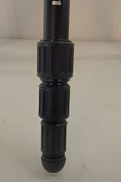 A FANTASTIC CANON CAMERA TRIPOD WITH 3-LEVEL HEIGHT ADJUSTMENT, CAMERA TILT & CAMERA QUICK RELEASE