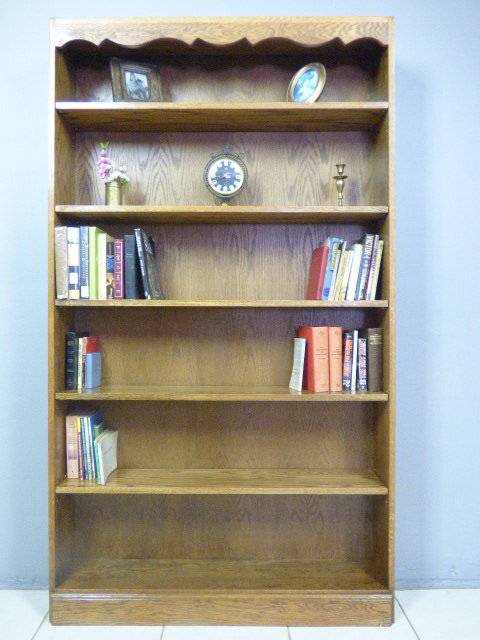AN STUNNING  SOLID OAK BOOKSHELF IN FANTASTIC CONDITION; PERFECT TO DISPLAY BOOKS & COLLECTIBLES!!!