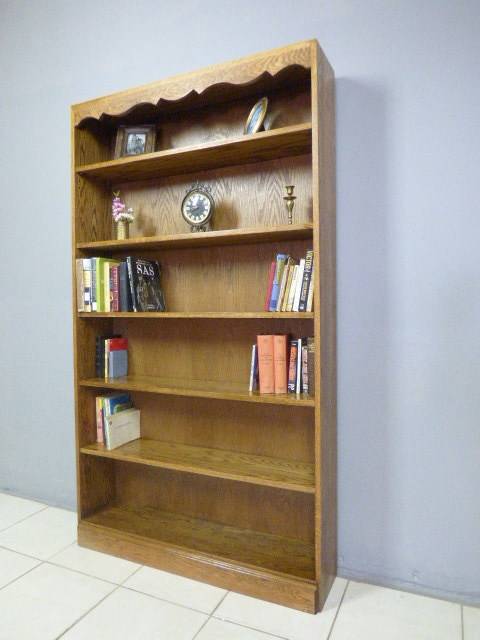 AN STUNNING  SOLID OAK BOOKSHELF IN FANTASTIC CONDITION; PERFECT TO DISPLAY BOOKS & COLLECTIBLES!!!