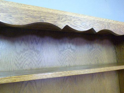 AN STUNNING  SOLID OAK BOOKSHELF IN FANTASTIC CONDITION; PERFECT TO DISPLAY BOOKS & COLLECTIBLES!!!