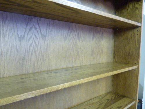 AN STUNNING  SOLID OAK BOOKSHELF IN FANTASTIC CONDITION; PERFECT TO DISPLAY BOOKS & COLLECTIBLES!!!