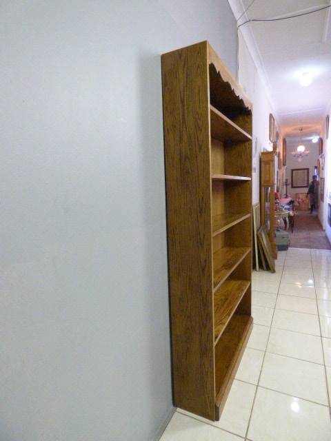 AN STUNNING  SOLID OAK BOOKSHELF IN FANTASTIC CONDITION; PERFECT TO DISPLAY BOOKS & COLLECTIBLES!!!