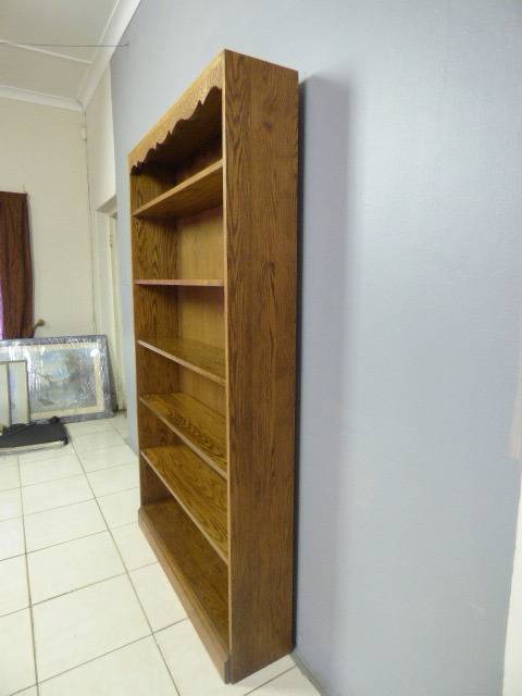 AN STUNNING  SOLID OAK BOOKSHELF IN FANTASTIC CONDITION; PERFECT TO DISPLAY BOOKS & COLLECTIBLES!!!