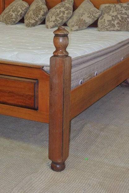 A FANTASTIC AND BEAUTIFULLY MADE "GRANDIS FURNITURE" SOLID SATINWOOD KING SIZE MISSION BED