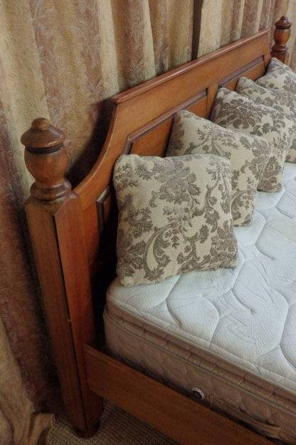 A FANTASTIC AND BEAUTIFULLY MADE "GRANDIS FURNITURE" SOLID SATINWOOD KING SIZE MISSION BED