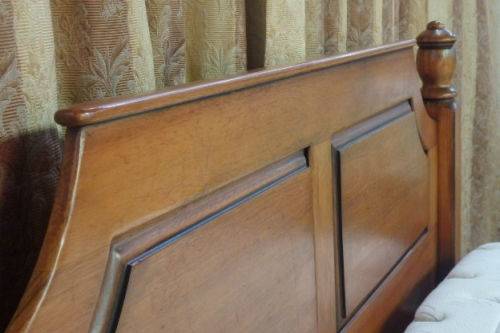 A FANTASTIC AND BEAUTIFULLY MADE "GRANDIS FURNITURE" SOLID SATINWOOD KING SIZE MISSION BED