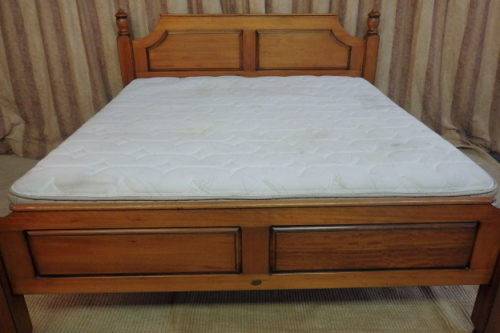 A FANTASTIC AND BEAUTIFULLY MADE "GRANDIS FURNITURE" SOLID SATINWOOD KING SIZE MISSION BED