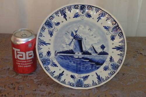 AN AWESOME DUTCH DELFT "BLUE" COLLECTIBLE HAND PAINTED BLUE AND WHITE PORCELAIN PLATE