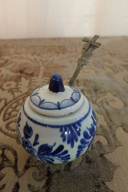 A FANTASTIC AND RARE DUTCH DELFT PORCELAIN PLATED CRUET SET INCL. SALT & PEPPER, MUSTARD POT & SPOON
