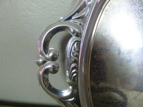 A GORGEOUS SILVER PLATED TRAY WITH BEAUTIFUL STYLED DETAILING IN WONDERFUL CONDITION