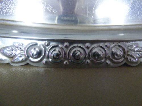 A GORGEOUS SILVER PLATED TRAY WITH BEAUTIFUL STYLED DETAILING IN WONDERFUL CONDITION
