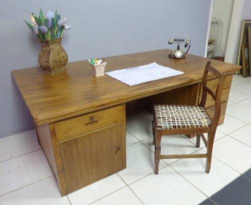 A STUNNING LARGE VINTAGE TEAK EXECUTIVE DESK w 4 DRAWERS & A CUPBOARD. STUNNING CHARACTER & CHARM!