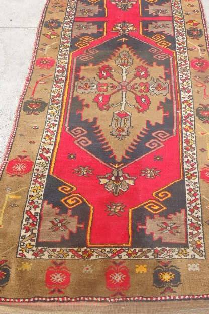 A FANTASTIC ANTIQUE PERSIAN CARPET RUNNER (3.4m x 1m) w/ STUNNING TAN, BOLD RED & BLACK COLOURS