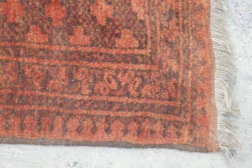 AN INCREDIBLE ANTIQUE PERSIAN CARPET (2.1m x 1.3m) IN EARTHY TONES ENCOMPASSED IN CLARET RED COLOURS