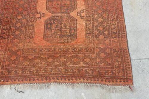 AN INCREDIBLE ANTIQUE PERSIAN CARPET (2.1m x 1.3m) IN EARTHY TONES ENCOMPASSED IN CLARET RED COLOURS