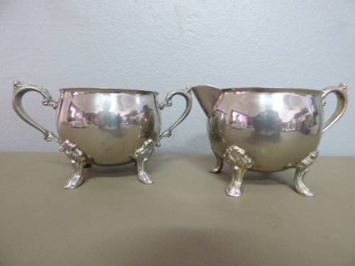 AN ELEGANT AND DAINTY VINTAGE PLATED, FOOTED SUGAR BOWL & MILK JUG. GORGEOUS DETAILING! BEAUTIFUL!