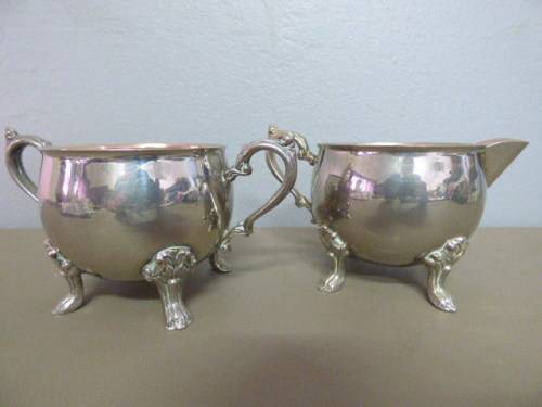 AN ELEGANT AND DAINTY VINTAGE PLATED, FOOTED SUGAR BOWL & MILK JUG. GORGEOUS DETAILING! BEAUTIFUL!