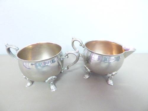 AN ELEGANT AND DAINTY VINTAGE PLATED, FOOTED SUGAR BOWL & MILK JUG. GORGEOUS DETAILING! BEAUTIFUL!