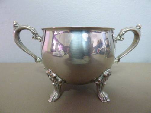 AN ELEGANT AND DAINTY VINTAGE PLATED, FOOTED SUGAR BOWL & MILK JUG. GORGEOUS DETAILING! BEAUTIFUL!