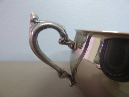 AN ELEGANT AND DAINTY VINTAGE PLATED, FOOTED SUGAR BOWL & MILK JUG. GORGEOUS DETAILING! BEAUTIFUL!