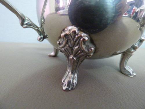 AN ELEGANT AND DAINTY VINTAGE PLATED, FOOTED SUGAR BOWL & MILK JUG. GORGEOUS DETAILING! BEAUTIFUL!