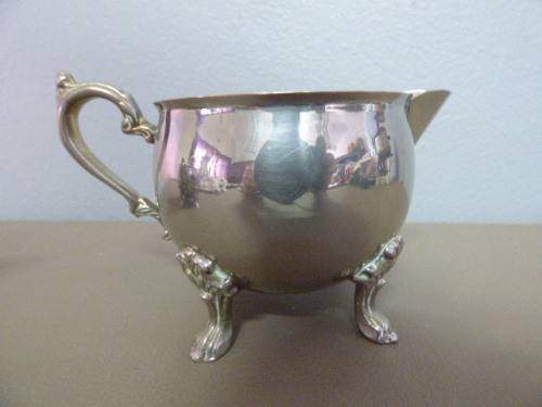 AN ELEGANT AND DAINTY VINTAGE PLATED, FOOTED SUGAR BOWL & MILK JUG. GORGEOUS DETAILING! BEAUTIFUL!