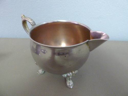 AN ELEGANT AND DAINTY VINTAGE PLATED, FOOTED SUGAR BOWL & MILK JUG. GORGEOUS DETAILING! BEAUTIFUL!