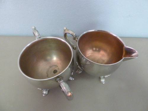 AN ELEGANT AND DAINTY VINTAGE PLATED, FOOTED SUGAR BOWL & MILK JUG. GORGEOUS DETAILING! BEAUTIFUL!