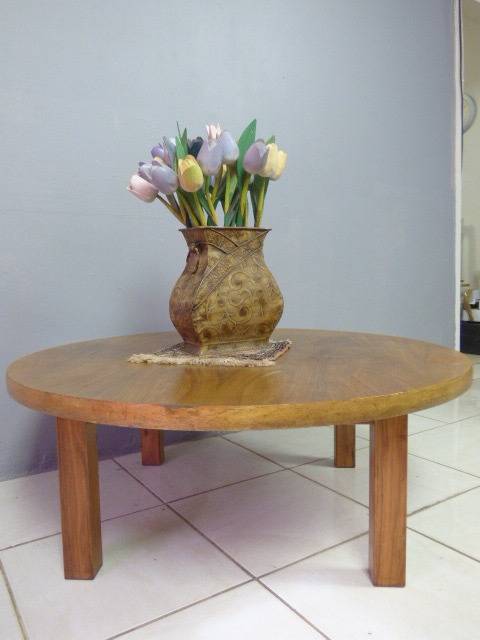 A STUNNING ROUND SOLID OAK CENTRE COFFEE TABLE. LOVELY IN YOUR INFORMAL LOUNGES!!
