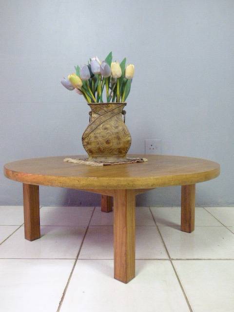 A STUNNING ROUND SOLID OAK CENTRE COFFEE TABLE. LOVELY IN YOUR INFORMAL LOUNGES!!