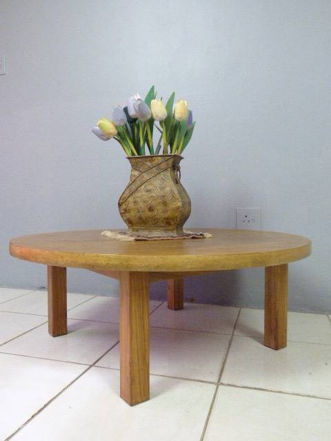 A STUNNING ROUND SOLID OAK CENTRE COFFEE TABLE. LOVELY IN YOUR INFORMAL LOUNGES!!