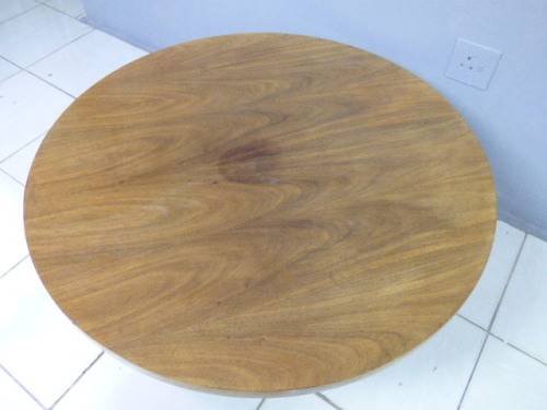 A STUNNING ROUND SOLID OAK CENTRE COFFEE TABLE. LOVELY IN YOUR INFORMAL LOUNGES!!