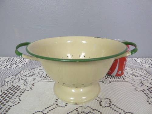 A FABULOUS VINTAGE ENAMEL HANDLED STRAINER, STUNNING ON DISPLAY IN A KITCHEN OR FOR USE!!!