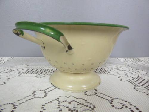 A FABULOUS VINTAGE ENAMEL HANDLED STRAINER, STUNNING ON DISPLAY IN A KITCHEN OR FOR USE!!!