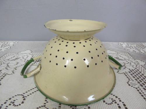 A FABULOUS VINTAGE ENAMEL HANDLED STRAINER, STUNNING ON DISPLAY IN A KITCHEN OR FOR USE!!!